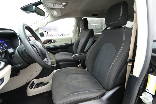 Used 2023 Chrysler Voyager LX image 23