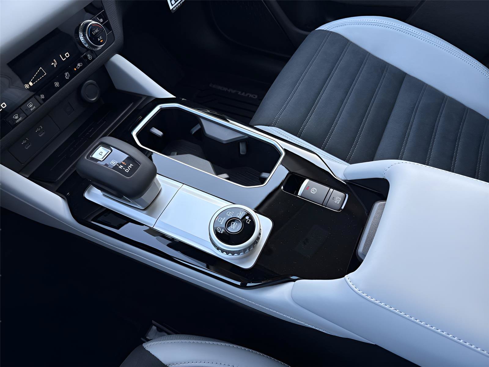 New 2026 Mitsubishi Outlander SE FWD image 21