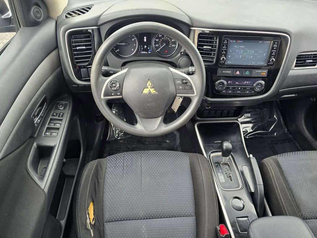 Used 2018 Mitsubishi Outlander ES image 2