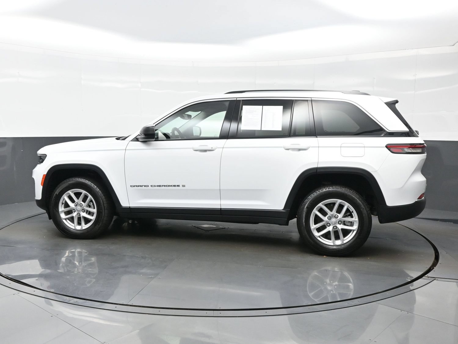 Used 2023 Jeep Grand Cherokee Laredo AWD/4WD image 3