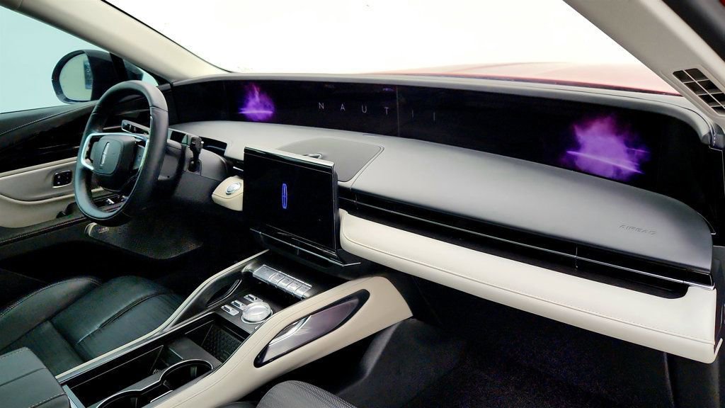 Used 2025 Lincoln Nautilus Reserve image 27