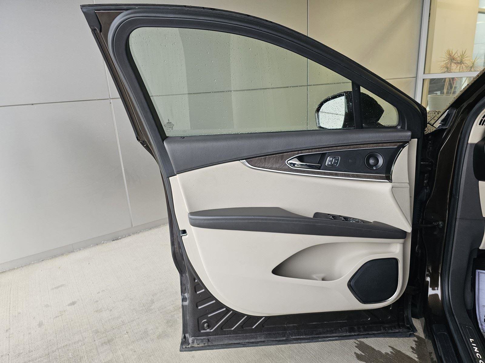 Used 2019 Lincoln Nautilus Reserve w/ Driver Assistance Package image 18