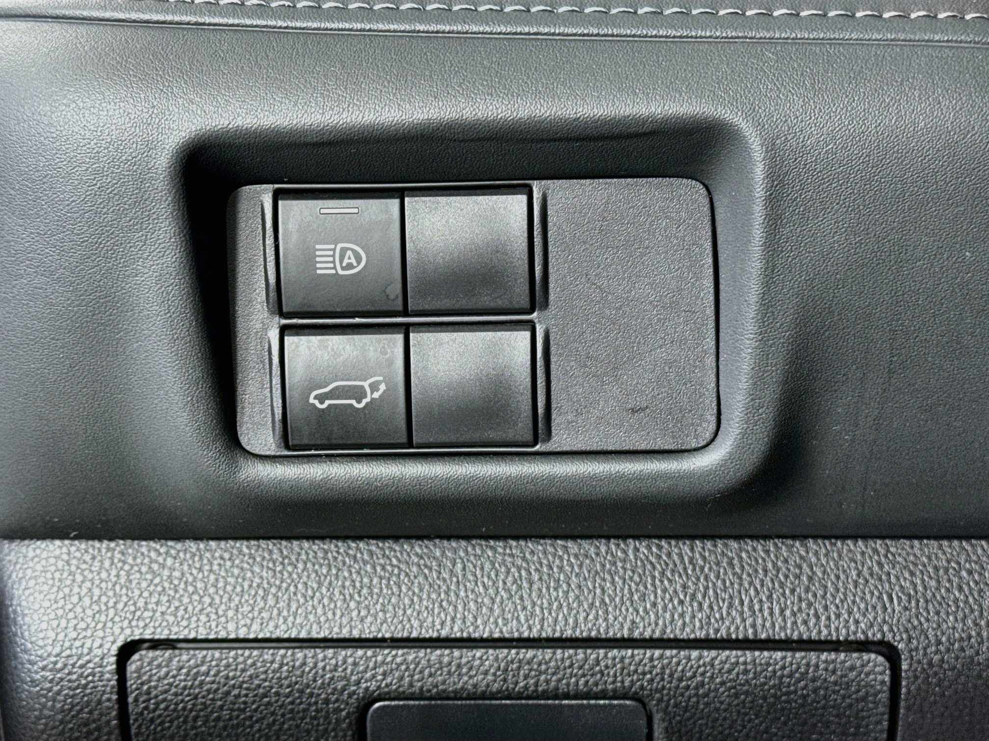Used 2022 Toyota Highlander XLE AWD/4WD image 10