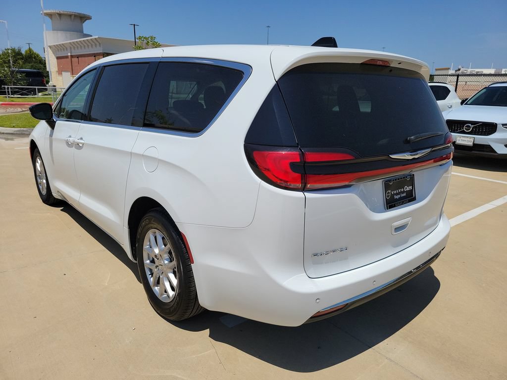 Used 2024 Chrysler Pacifica Touring-L FWD image 7