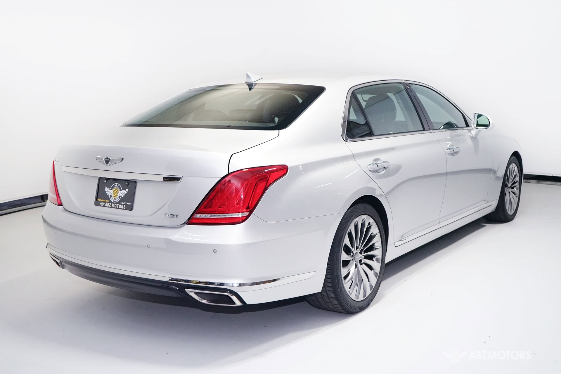 Used 2017 Genesis G90 3.3T Premium RWD image 5