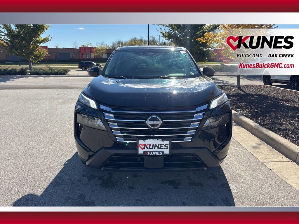 Used 2024 Nissan Rogue SV image 3