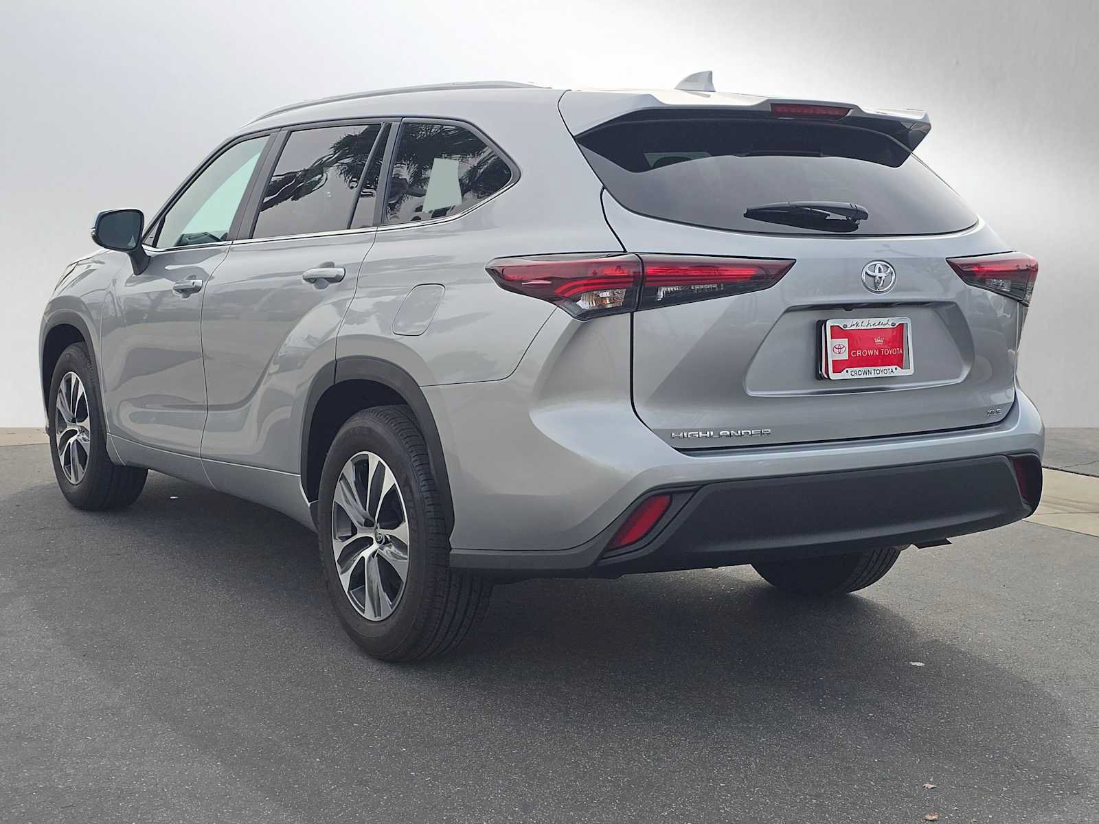 Certified 2025 Toyota Highlander XLE FWD image 5