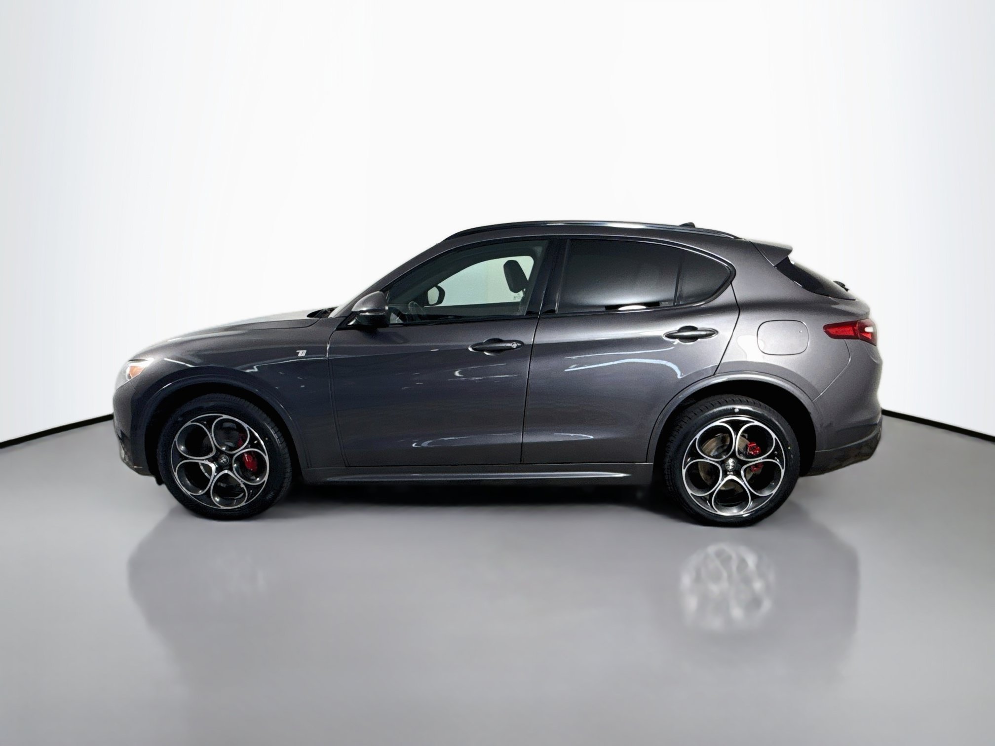 Used 2023 Alfa Romeo Stelvio Ti AWD/4WD image 6