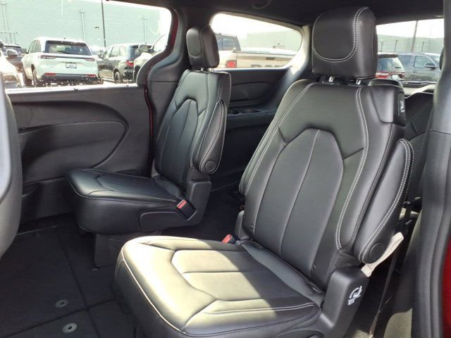 New 2026 Chrysler Pacifica Select AWD/4WD image 16