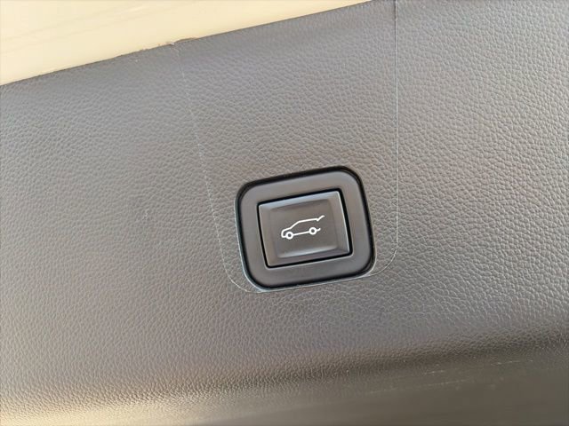 Used 2023 Chevrolet Traverse LT image 9