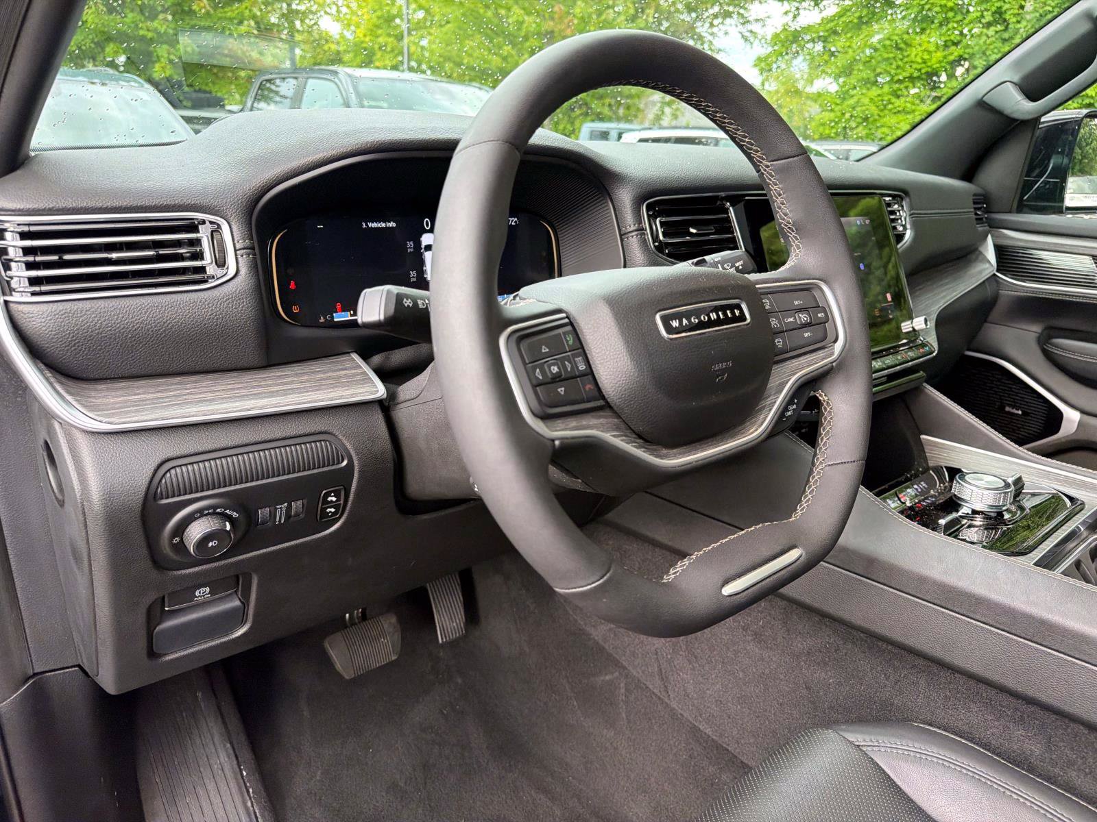 Used 2024 Jeep Wagoneer Series III w/ Premium Group I AWD/4WD image 9