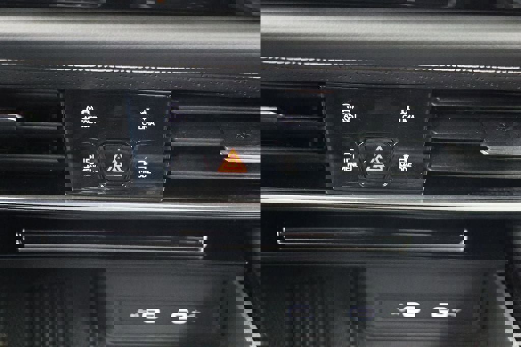 Used 2025 Volkswagen Atlas Cross Sport SE image 24