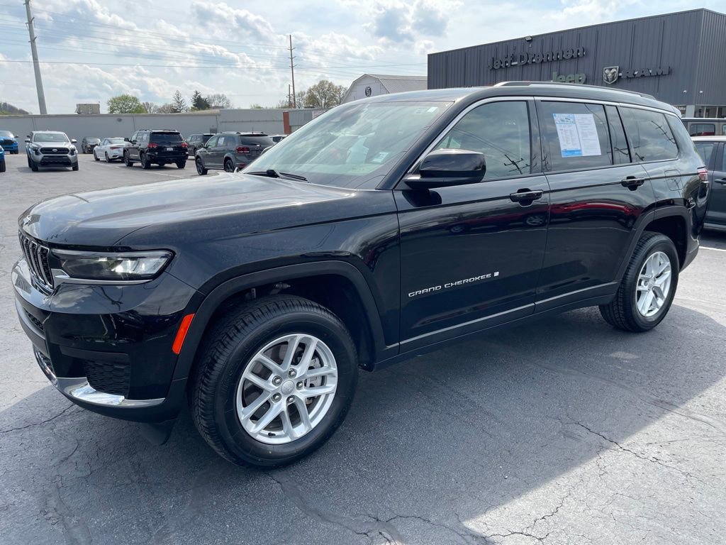 Used 2023 Jeep Grand Cherokee L Laredo w/ Luxury Tech Group I AWD/4WD image 2
