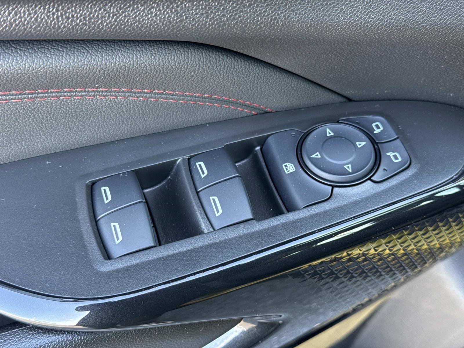 Used 2025 Chevrolet Trax RS w/ Sunroof Package image 16