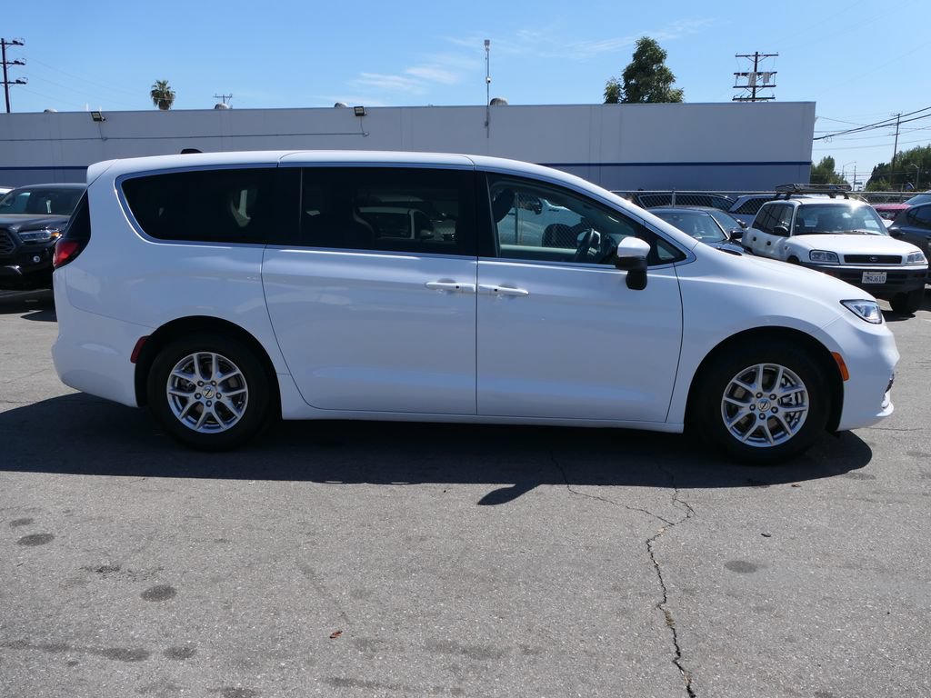 Used 2023 Chrysler Pacifica Touring-L FWD image 2