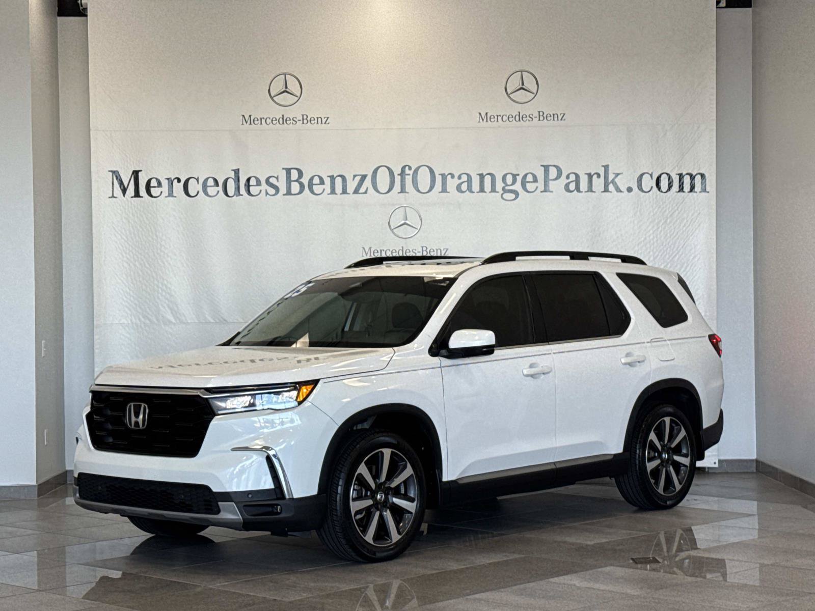 Used 2025 Honda Pilot Touring image 1