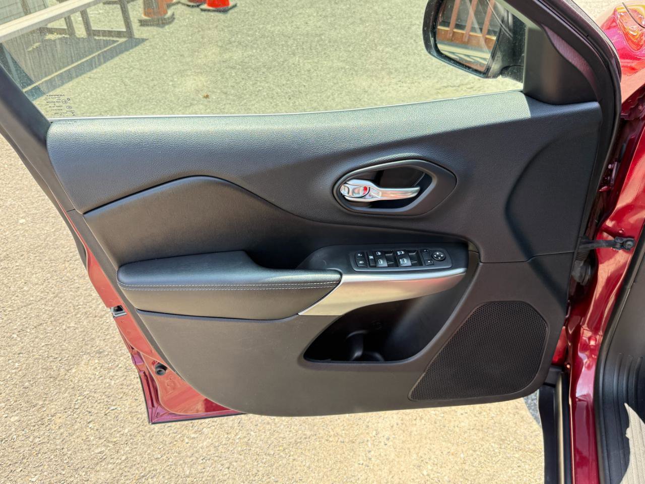 Used 2019 Jeep Cherokee Latitude Plus w/ Comfort/Convenience Group AWD/4WD image 17