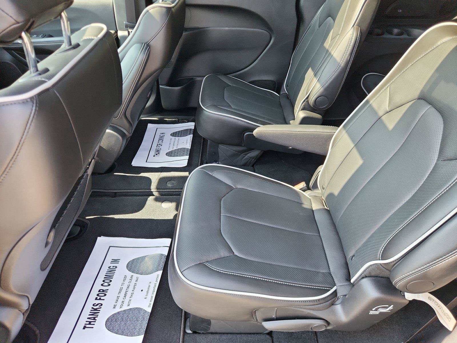 Used 2027 Chrysler Pacifica Limited FWD image 12