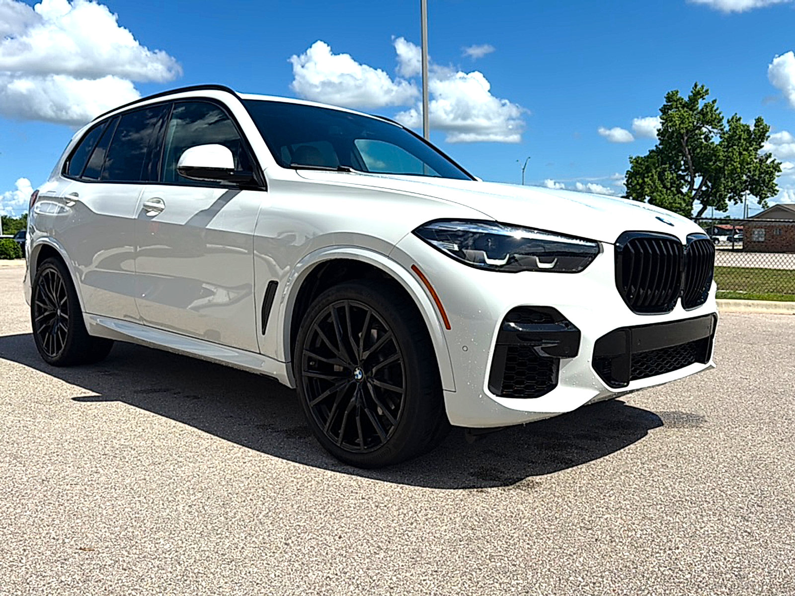 Certified 2023 BMW X5 xDrive40i w/ M Sport Package AWD/4WD image 3