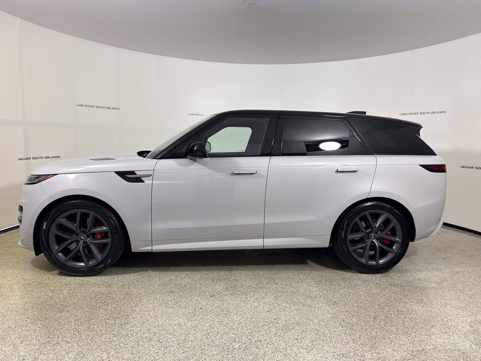 Used 2024 Land Rover Range Rover Sport Dynamic SE AWD/4WD image 2