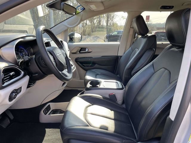 Used 2024 Chrysler Pacifica Touring-L image 15