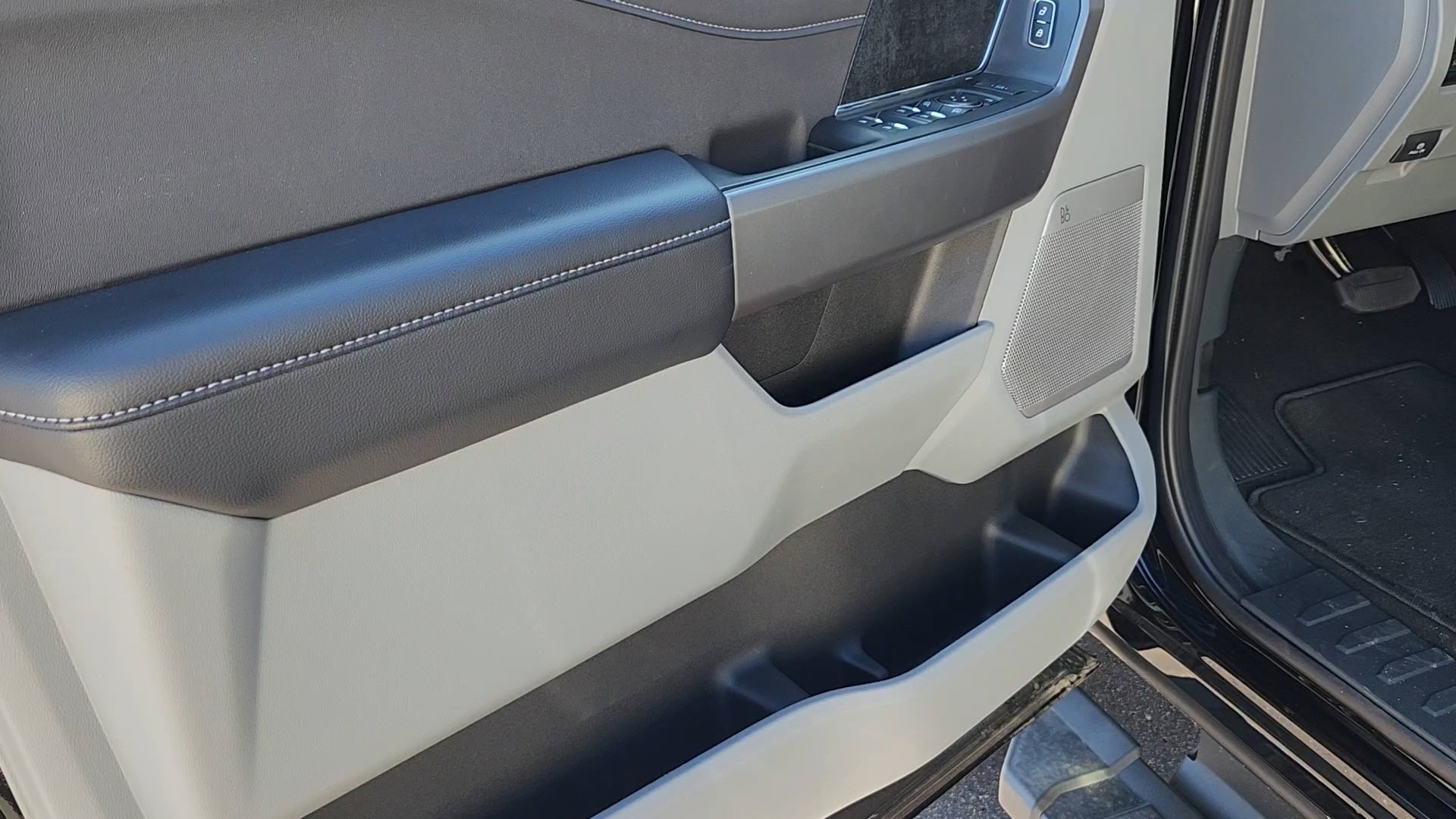 New 2025 Ford F250 XLT w/ Black Appearance Package image 15