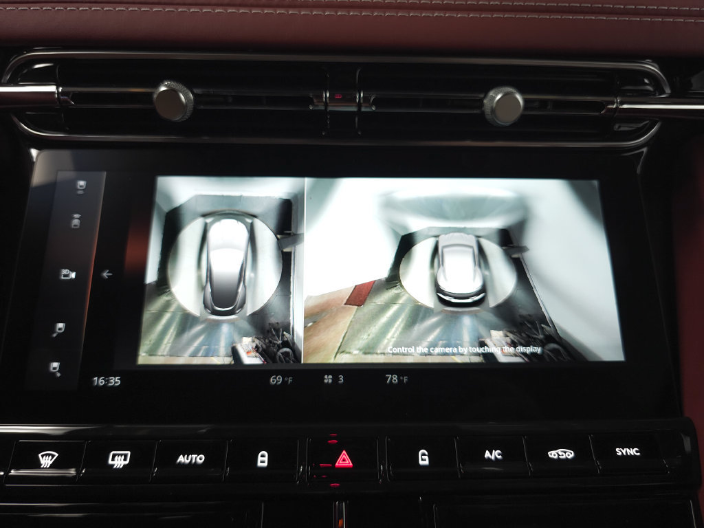Used 2025 Aston Martin DB12 Coupe RWD image 23