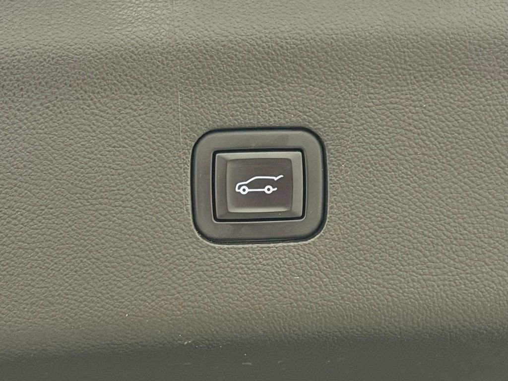 Certified 2022 Buick Enclave Avenir w/ Avenir Technology Package image 18