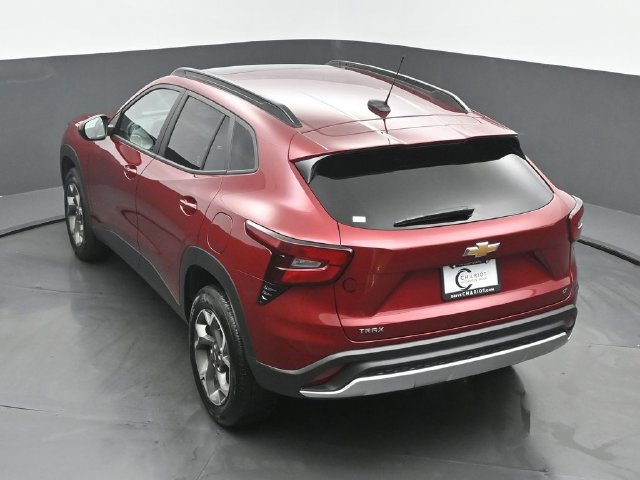 Used 2024 Chevrolet Trax LT w/ Sunroof Package FWD image 39