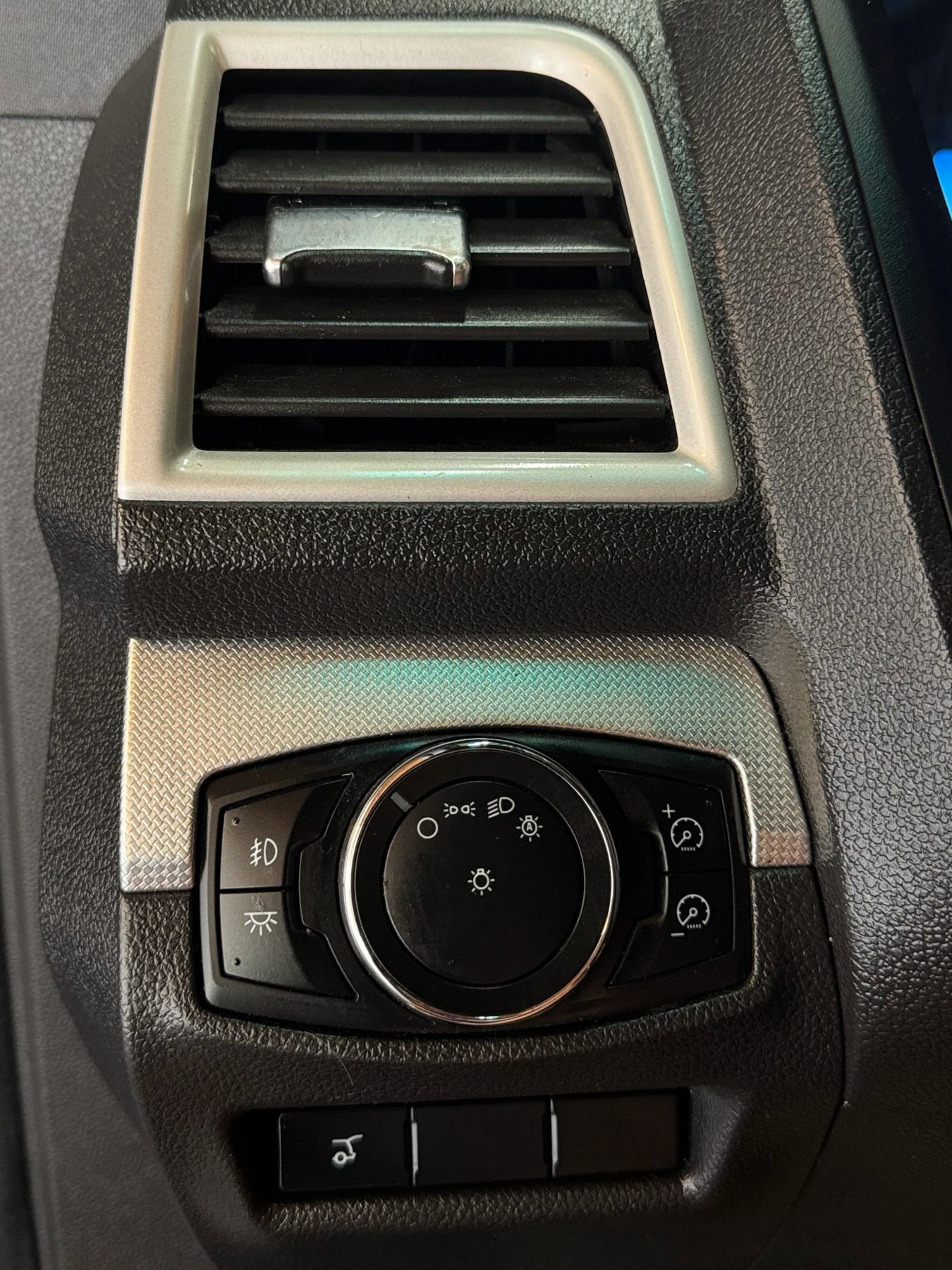 Used 2013 Ford Explorer XLT image 13