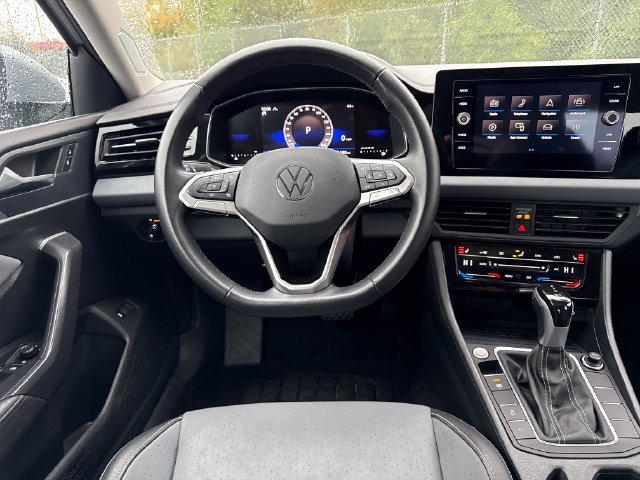 Used 2025 Volkswagen Jetta SE FWD image 12