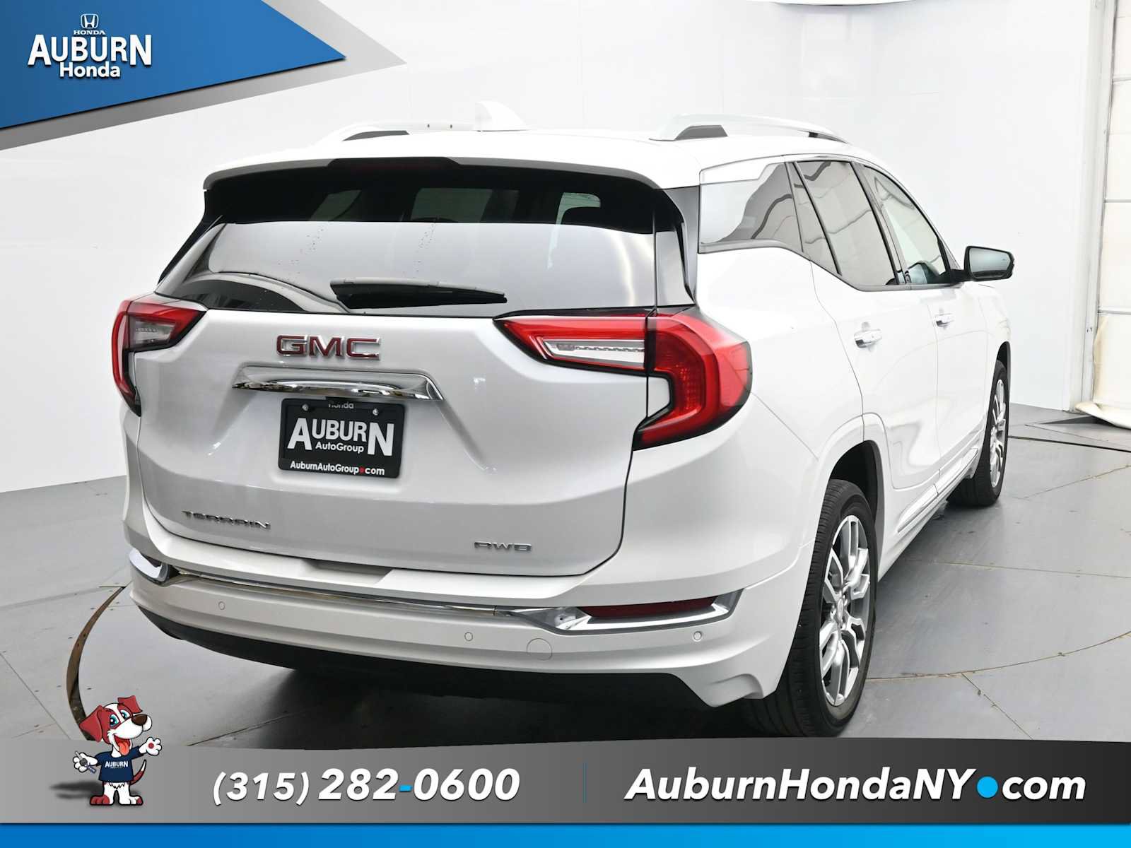 Used 2022 GMC Terrain Denali w/ Denali Premium Package AWD/4WD image 4