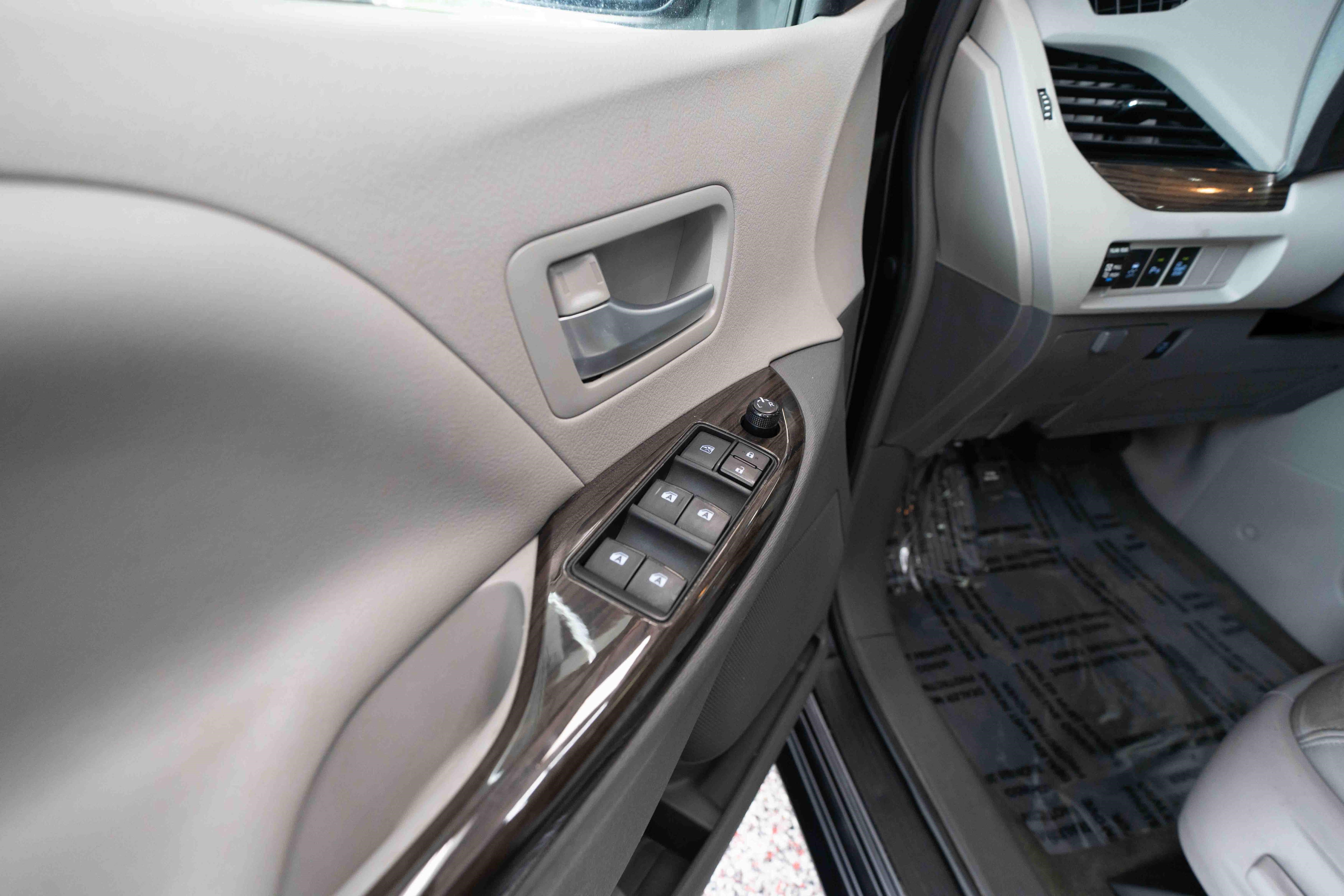 Used 2017 Toyota Sienna XLE Premium FWD image 7