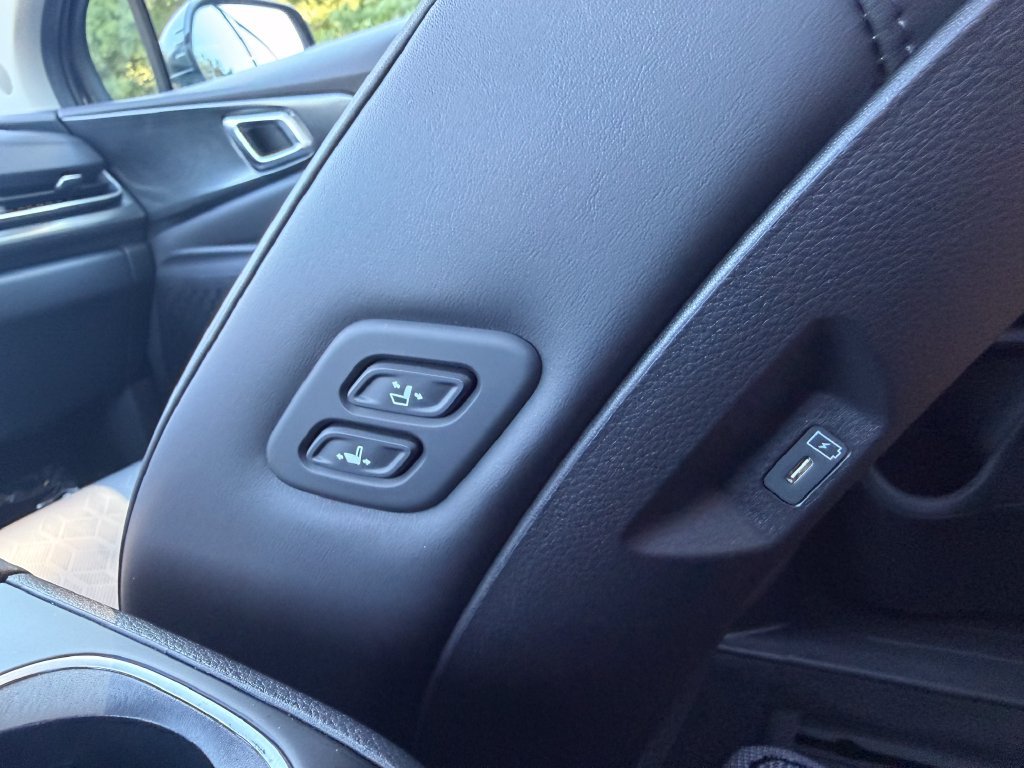 Used 2025 Kia Carnival SX w/ SX Dark Edition Package FWD image 34