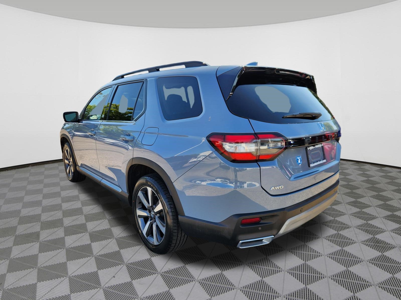 Certified 2023 Honda Pilot Touring image 3