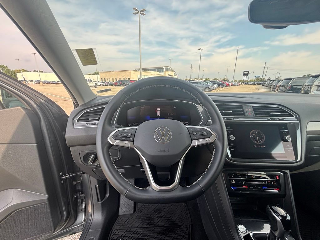 Used 2023 Volkswagen Tiguan SE w/ Panoramic Sunroof Package FWD image 19