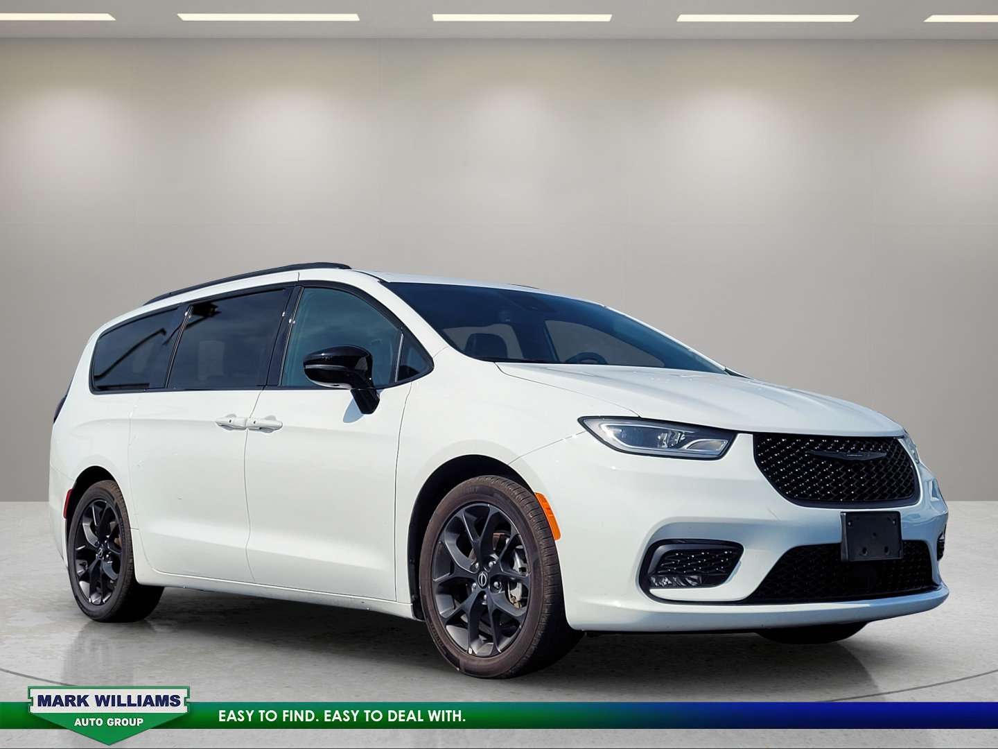 Used 2025 Chrysler Pacifica Limited FWD image 1