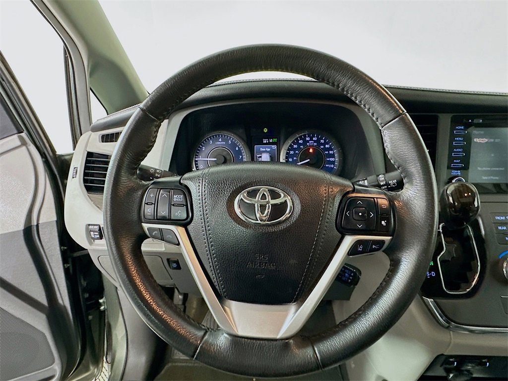 Used 2018 Toyota Sienna XLE image 18