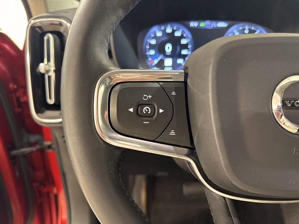 Used 2019 Volvo XC40 T5 Momentum image 9