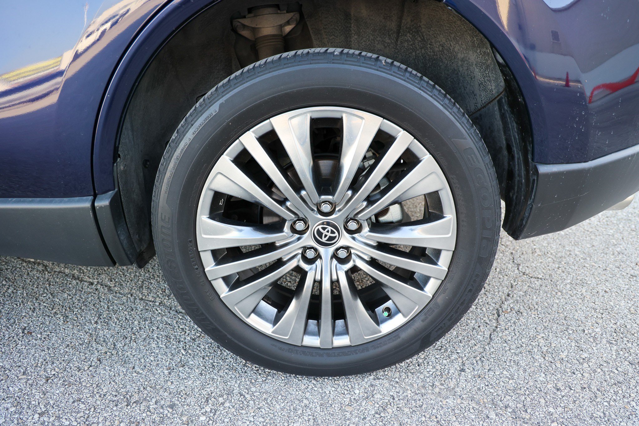 Certified 2022 Toyota Venza XLE AWD/4WD image 14