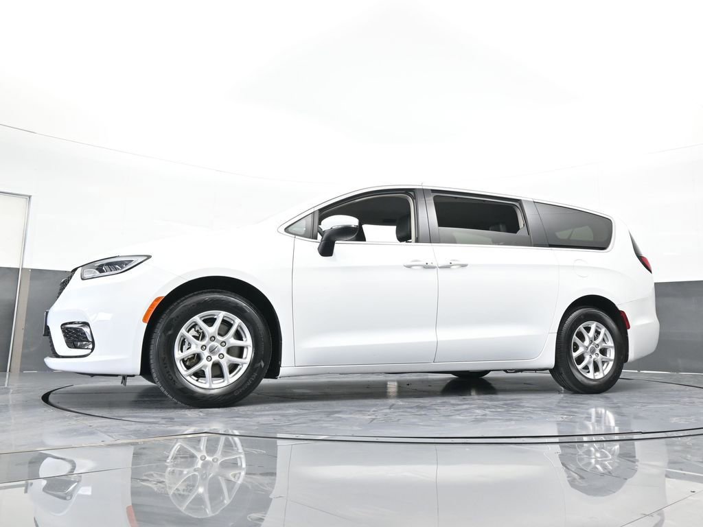 Used 2023 Chrysler Pacifica Touring-L image 56