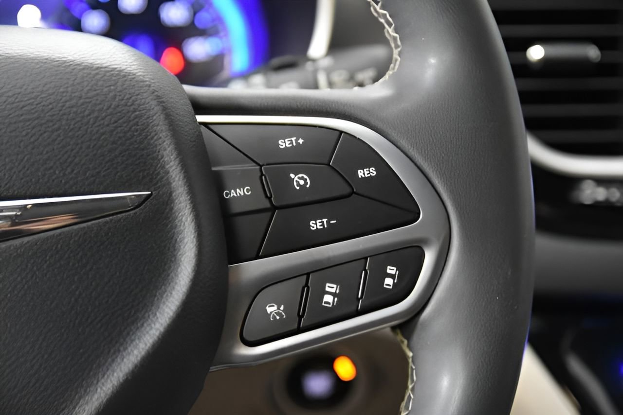 Used 2023 Chrysler Pacifica Touring-L image 16