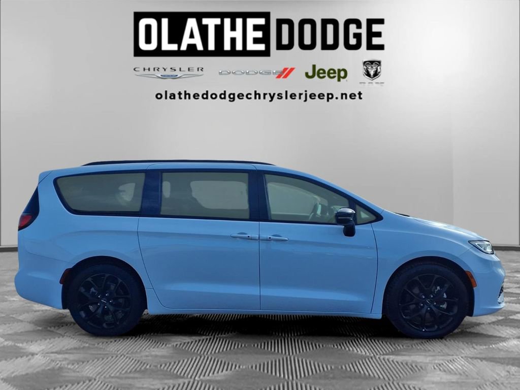 Certified 2025 Chrysler Pacifica Limited image 31