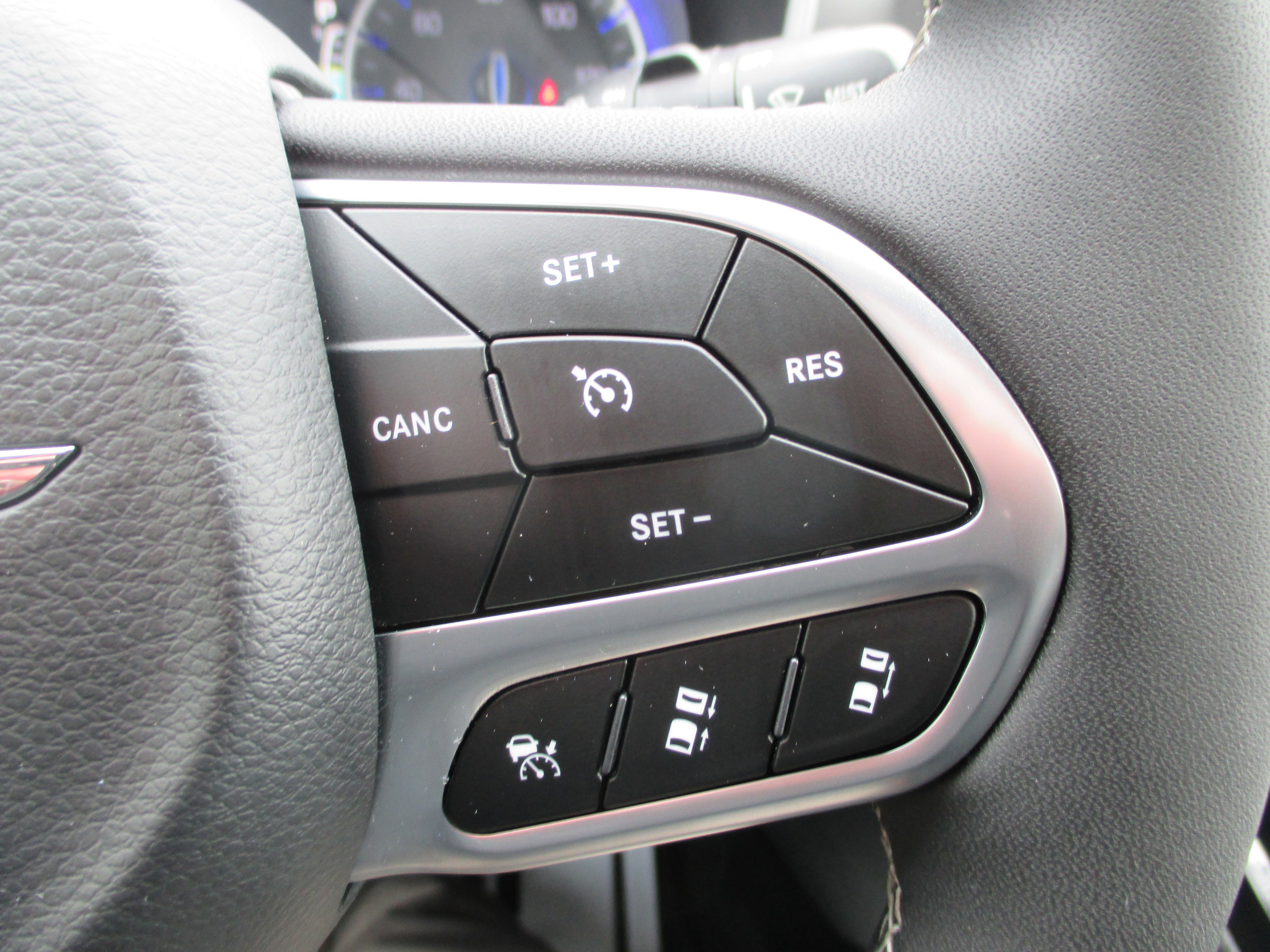 Used 2026 Chrysler Pacifica Select image 24