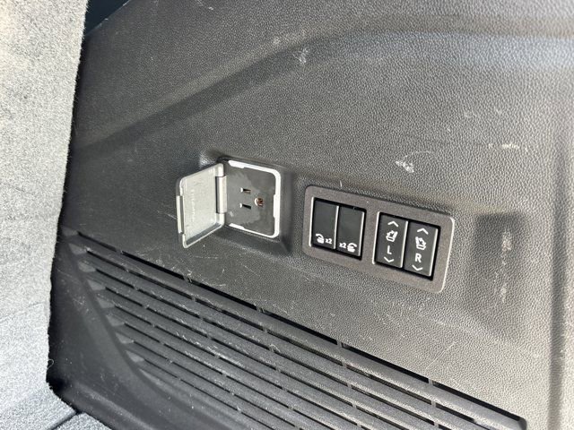 Used 2023 GMC Yukon Denali Ultimate image 9