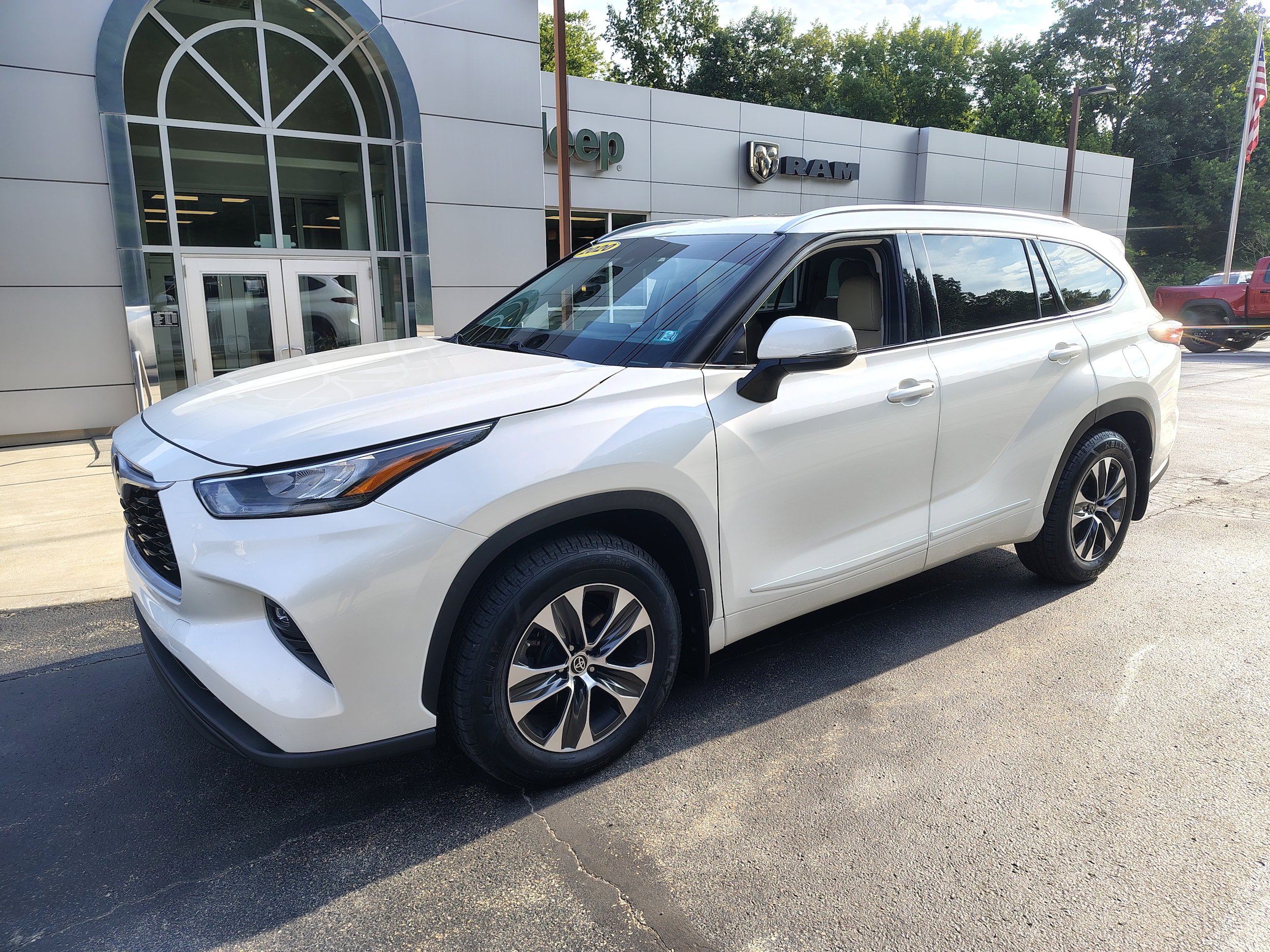 Used 2020 Toyota Highlander XLE AWD/4WD image 2