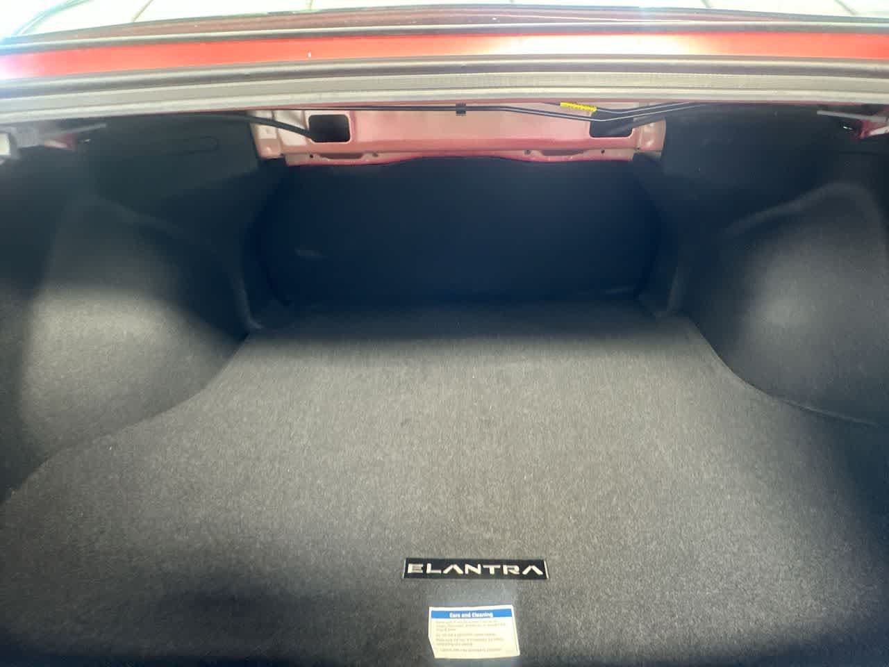 Used 2026 Hyundai Elantra SE FWD image 25