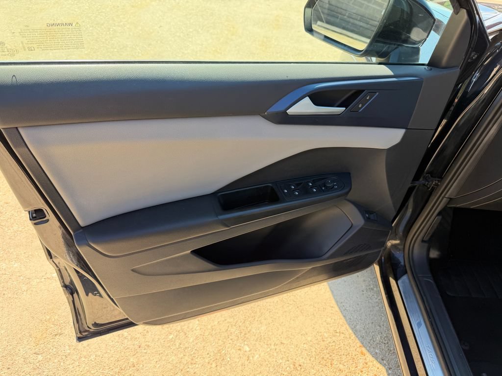 Certified 2022 Volkswagen Taos SE FWD image 9