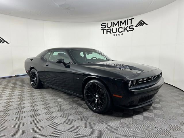 Used 2017 Dodge Challenger R/T image 1