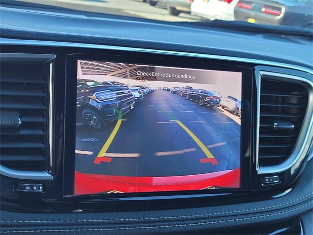 Certified 2025 Chrysler Pacifica Limited image 10